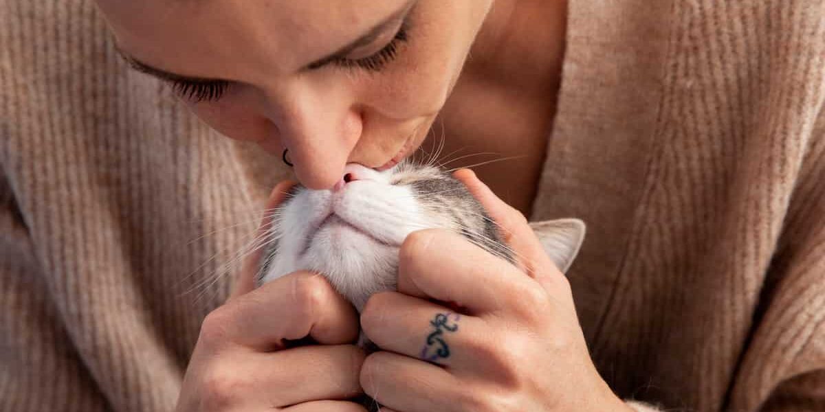 Ai gatti piace essere baciati donna che bacia gatto