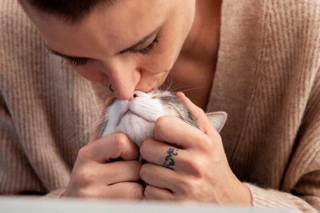 donna che bacia gatto